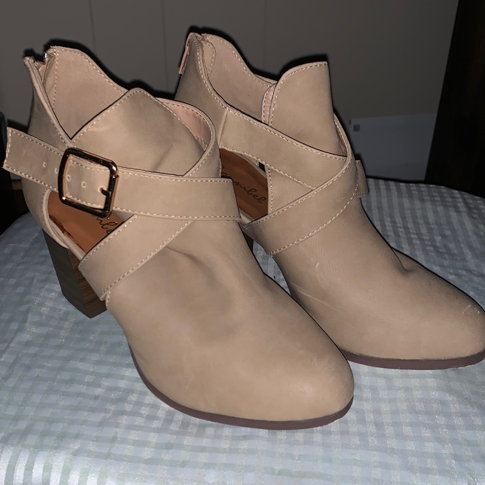 Cross buckle open side boot